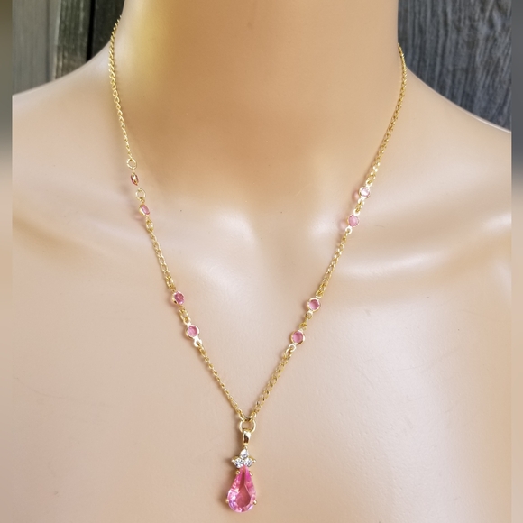 Avon Jewelry - AVON VINTAGE PINK CRYSTAL PENDANT & GOLDTONED CHAIN NECKLACE